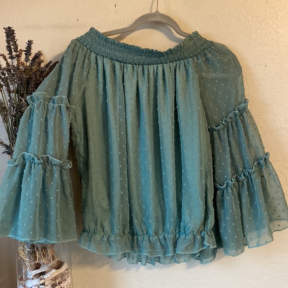 Gorgeous bell sleeve boho off shoulder top - Picture 2 of 5
